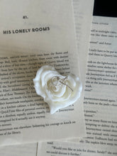 Load image into Gallery viewer, Heart Rose Flower Candle