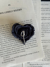 Load image into Gallery viewer, Heart Rose Flower Candle